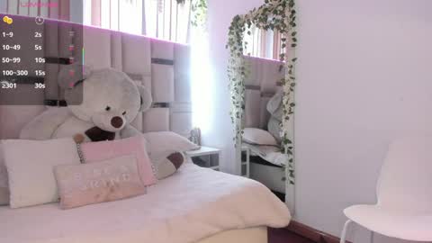 zoey thommpson online show from April 6, 8:43 pm