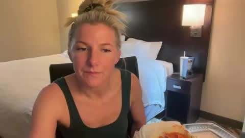 Zoeydanner online show from March 28, 8:41 pm