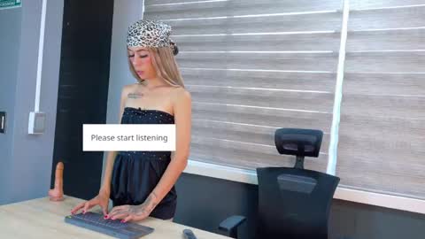 Snapshot of zoeypetit chatting on May 3, 1:06 pm Zoey online show from May 3, 1:06 pm