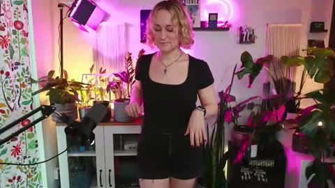 Snapshot of zoeyryan chatting on December 15, 5:06 pm Zoey Ryan online show from December 15, 5:06 pm