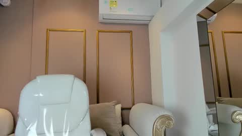 Snapshot of zoeysnow chatting on December 5, 11:52 am Z O E online show from December 5, 11:52 am