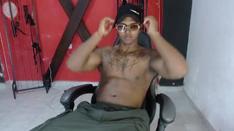 Snapshot of zoriel_derox chatting on April 25, 6:38 pm Zoriel online show from April 25, 6:38 pm