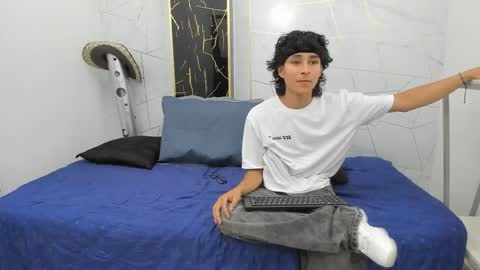 Snapshot of zoro_v chatting on October 18, 8:20 pm online show from October 18, 8:20 pm