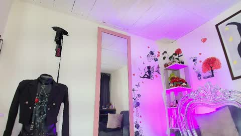 zully_green online show from March 27, 8:37 am