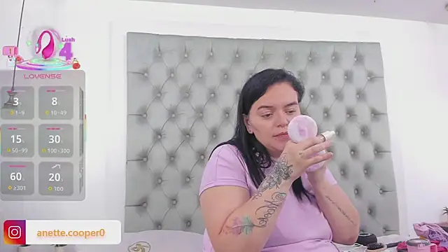 Snapshot of anette_cooper chatting on October 18, 3:42 am anette cooper online show from October 18, 3:42 am