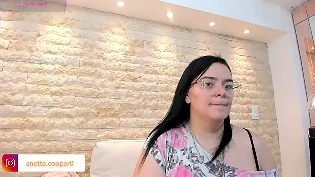 Snapshot of anette_cooper chatting on December 15, 3:22 am anette cooper online show from December 15, 3:22 am