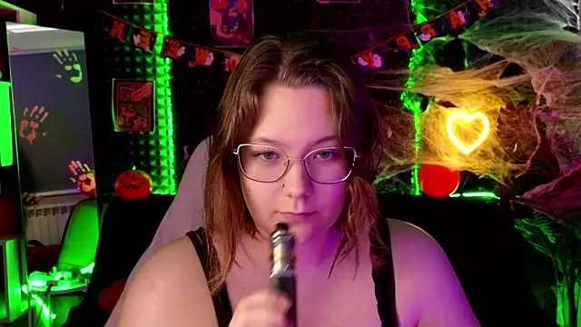 Snapshot of DjennaPalme chatting on October 21, 8:04 am DjennaPalme online show from October 21, 8:04 am