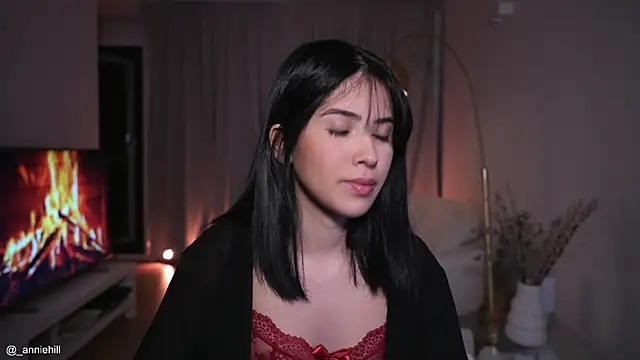 anniehillofficial online show from October 1, 8:37 pm