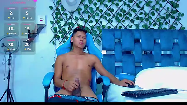 Snapshot of Hakim_prettynigg chatting on December 6, 6:28 pm Hakim prettynigg online show from December 6, 6:28 pm