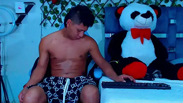 Snapshot of Hakim_prettynigg chatting on November 7, 3:45 pm Hakim prettynigg online show from November 7, 3:45 pm