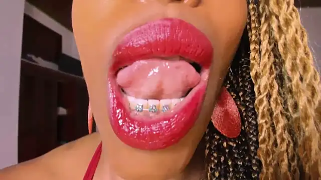 TAYLORR778 online show from June 14, 5:48 pm