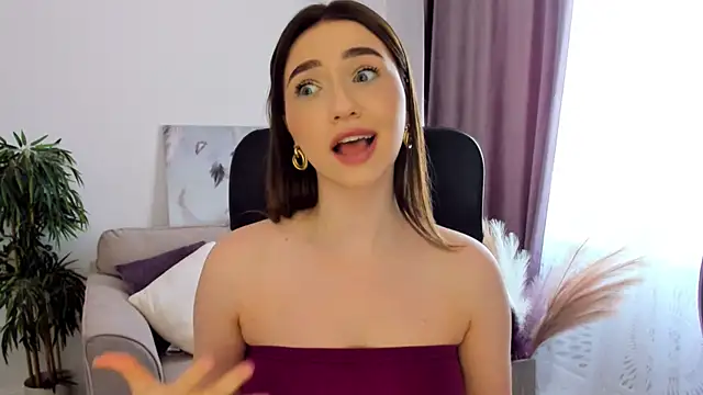 Snapshot of GracefulLook chatting on February 12, 9:42 am GracefulLook online show from February 12, 9:42 am