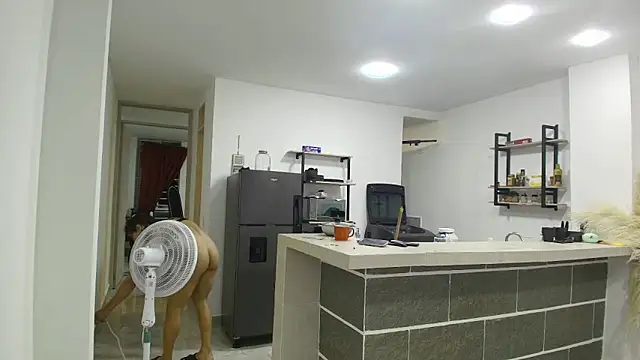 Snapshot of roxana_collins chatting on April 7, 4:13 am roxana collins online show from April 7, 4:13 am