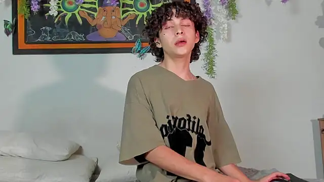 Snapshot of Cherry_boy_18 chatting on March 12, 2:09 am Cherry boy 18 online show from March 12, 2:09 am