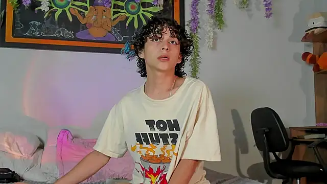 Snapshot of Cherry_boy_18 chatting on March 20, 2:08 am Cherry boy 18 online show from March 20, 2:08 am