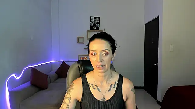 Kristen Garner online show from November 29, 8:34 pm