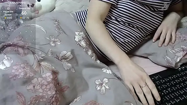 Snapshot of Viktoriiya_bald chatting on November 25, 12:10 am Viktoriiya bald online show from November 25, 12:10 am