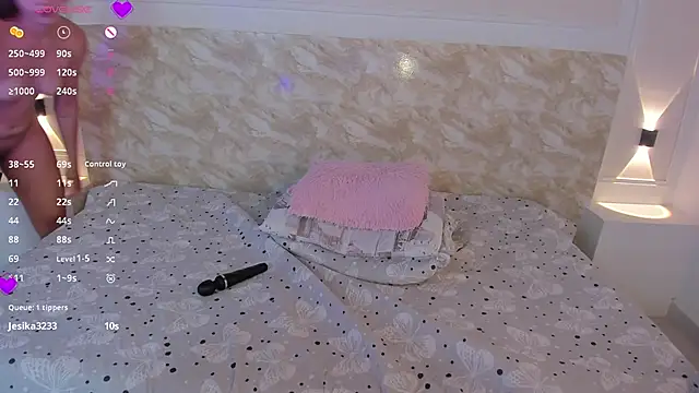 EmilyEvans7 online show from December 10, 11:30 pm