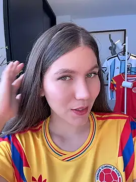 AmelieLaurent  online show from June 18, 3:49 pm