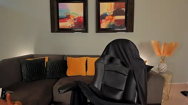 PuiYee online show from January 20, 6:10 pm