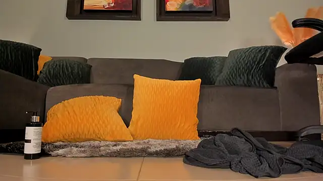 PuiYee online show from January 21, 6:02 pm