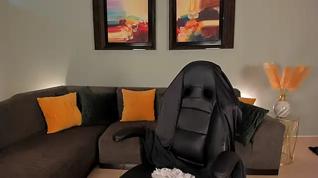 PuiYee online show from January 24, 2:41 pm