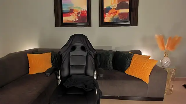 PuiYee online show from February 4, 4:50 pm