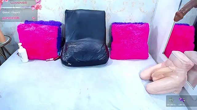 YHENDELYN STONE online show from January 7, 9:06 pm