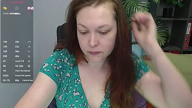 Snapshot of CutieGinger chatting on November 9, 9:18 am CutieGinger online show from November 9, 9:18 am