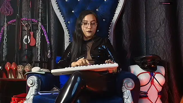 Snapshot of abbymora chatting on April 7, 3:29 am abbymora online show from April 7, 3:29 am