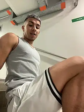 IanValencia  online show from December 11, 7:53 am