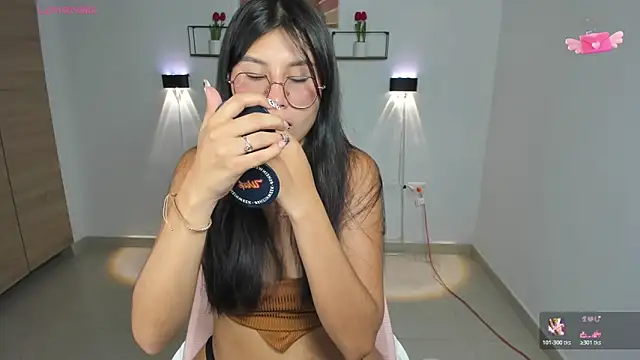 emily villamil online show from October 20, 9:04 pm