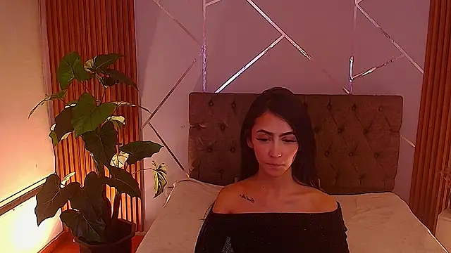Coralinnee  online show from May 6, 5:35 am
