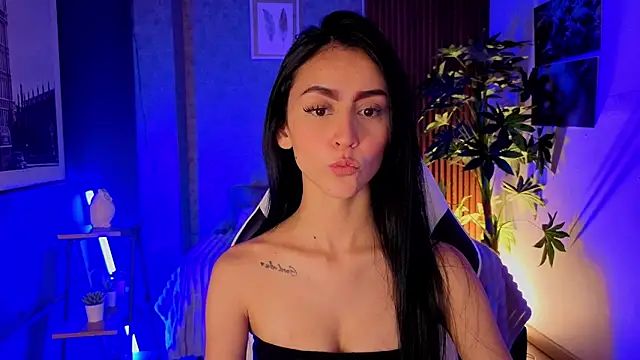 Coralinnee  online show from June 16, 2:14 am