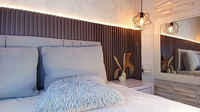 SHANONCLARK online show from December 20, 5:20 pm