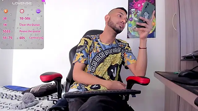 Snapshot of Aron_Baylor chatting on September 28, 8:14 pm Aron Baylor online show from September 28, 8:14 pm