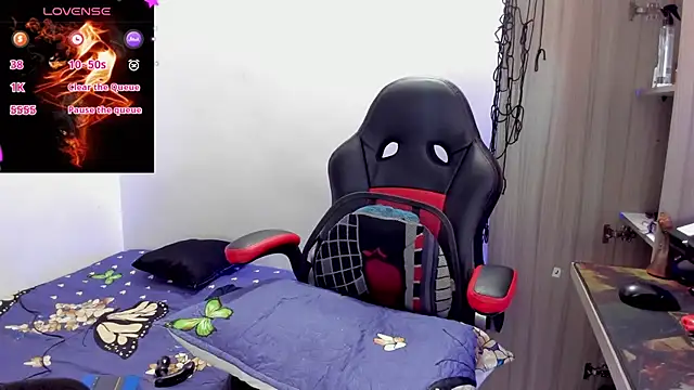 Snapshot of Aron_Baylor chatting on October 19, 6:47 am Aron Baylor online show from October 19, 6:47 am