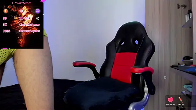 Snapshot of Aron_Baylor chatting on October 25, 9:28 am Aron Baylor online show from October 25, 9:28 am