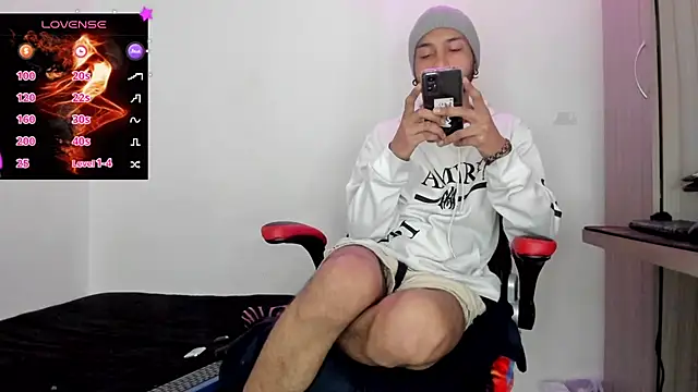 Snapshot of Aron_Baylor chatting on November 16, 9:37 am Aron Baylor online show from November 16, 9:37 am