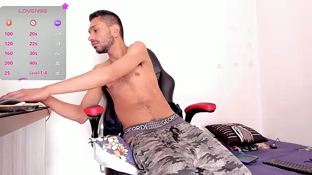 Snapshot of Aron_Baylor chatting on December 14, 6:01 pm Aron Baylor online show from December 14, 6:01 pm