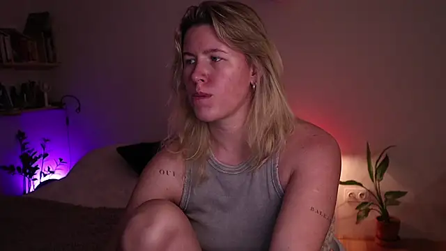 moonamii online show from November 12, 7:24 pm