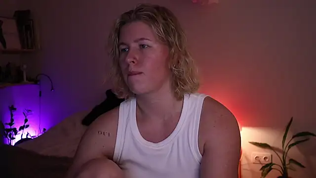 moonamii online show from December 22, 6:27 pm