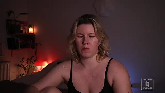 moonamii online show from February 24, 6:06 pm