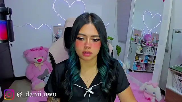 CuteDani  online show from April 1, 3:51 am