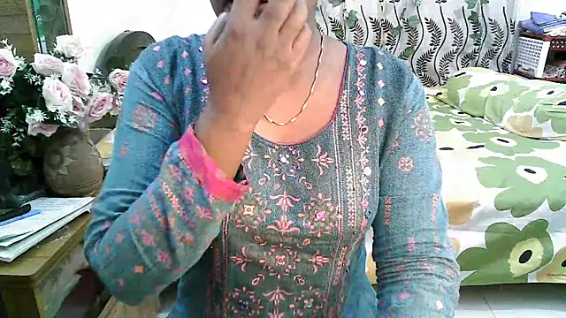 Snapshot of esita_1212 chatting on February 23, 1:53 pm esita 1212 online show from February 23, 1:53 pm