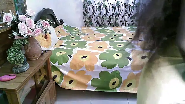 Snapshot of esita_1212 chatting on February 24, 1:35 am esita 1212 online show from February 24, 1:35 am