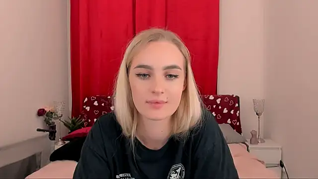 Snapshot of OliviaKisss chatting on February 8, 3:52 am OliviaKisss online show from February 8, 3:52 am