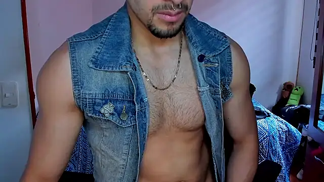 Snapshot of Tommy_Bred chatting on November 26, 6:31 pm Tommy Bred online show from November 26, 6:31 pm