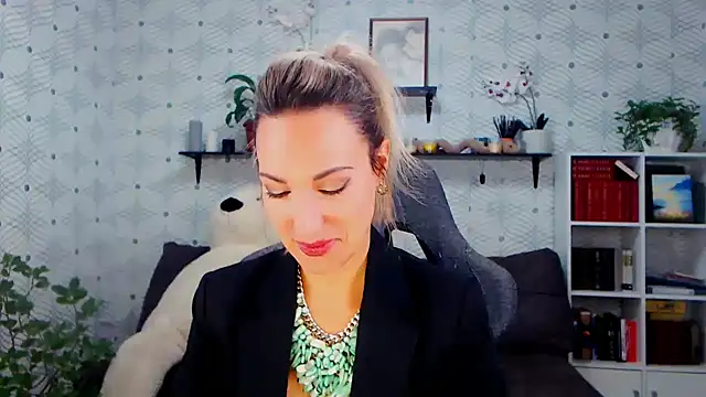 MillaXQueen online show from October 25, 3:07 pm