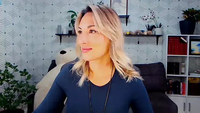 MillaXQueen online show from November 16, 5:57 am